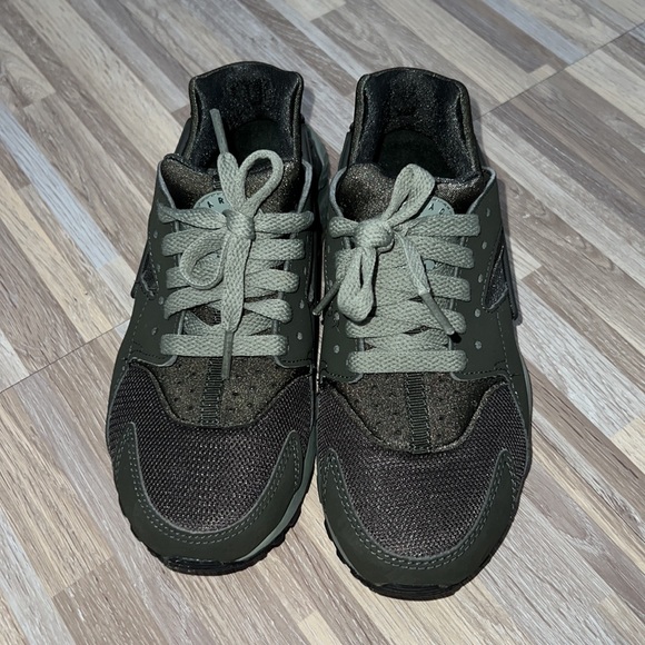 Nike Huarache Sneakers - 4Y -  Sequoia/Dark Stucco - Picture 2 of 13